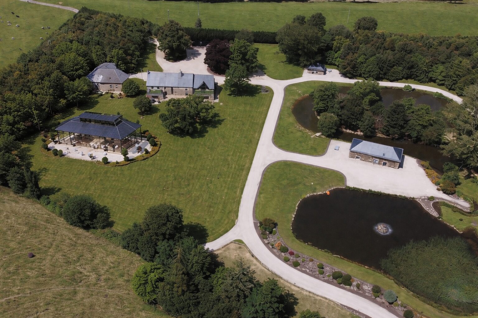 Le parc et les étangs du domaine vus du ciel
