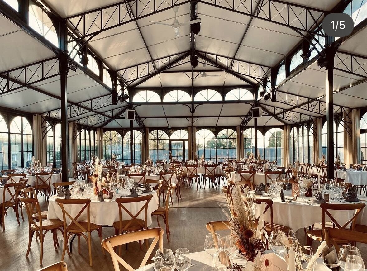 L'intérieur de l'orangerie dressé pour une réception